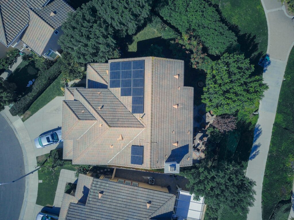 An image showing a house's roof equipped with solar panels | Alerce Solar